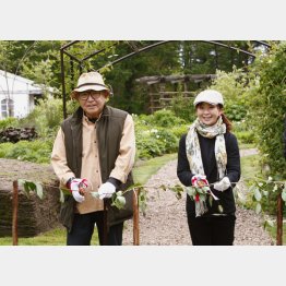 「風のガーデン」オープニングセレモニーに出席した倉本氏と園芸家の上野砂由紀さん（０９年撮影）（Ｃ）共同通信社