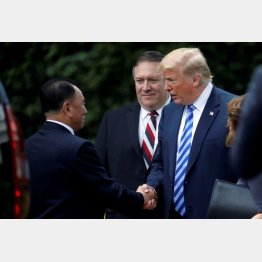 金英哲党副委員長と会談後に握手（Ｃ）ロイター