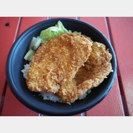 埼玉県　秩父鉄道秩父駅「ははそ食堂」の「わらじかつ丼」（提供写真）