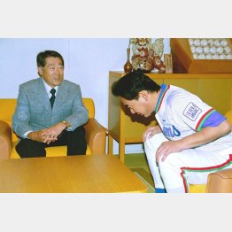 東尾修監督（当時）との会談風景（左が堤氏＝０１年８月撮影）／（Ｃ）日刊ゲンダイ