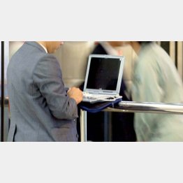 偏狭な正義を振りかざすさみしい男性像（Ｃ）日刊ゲンダイ