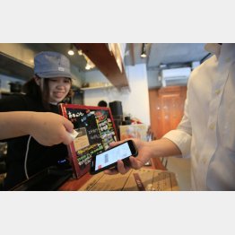 支払いは事前に登録したアプリを読み取ってもらうだけ（Ｃ）日刊ゲンダイ