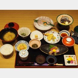 旬の彩り御前（３５００円）と九絵薄造り（Ｃ）日刊ゲンダイ