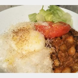 一ツ橋店で人気のタコライス（１０００円）（Ｃ）日刊ゲンダイ