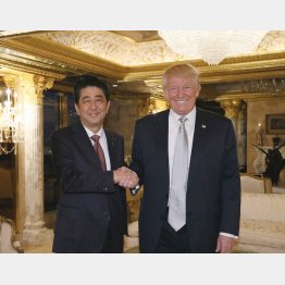 16年11月の会談から始まった（内閣広報室提供、ロイター＝共同）