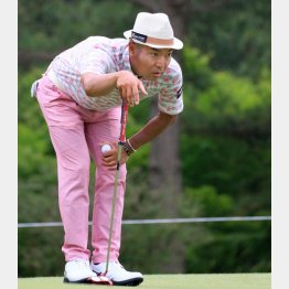 パット練習に夢中になってゲストを怒らせた片山（Ｃ）日刊ゲンダイ