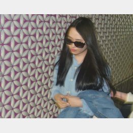 １１日夜、妻は再び無言で帰宅（Ｃ）日刊ゲンダイ