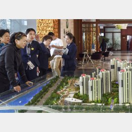 丹東市の不動産会社は大にぎわい（Ｃ）共同通信社