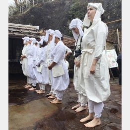 白装束で行者体験（Ｃ）日刊ゲンダイ