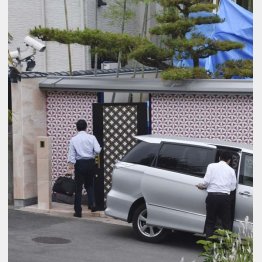 野崎社長宅に入る和歌山県警の捜査員（Ｃ）共同通信社