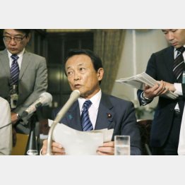 麻生財務相は逆質問が常套手段（Ｃ）共同通信社