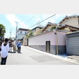 自宅前にはまだ報道陣が…（Ｃ）日刊ゲンダイ