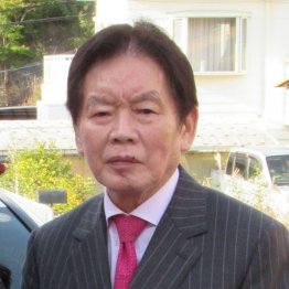 野崎氏と妻の年の差は55歳（Ｃ）日刊ゲンダイ