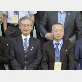 記念撮影では隣同士も…（Ｃ）共同通信社