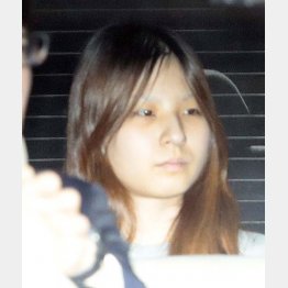 送検される女児の母・船戸優里容疑者（Ｃ）日刊ゲンダイ