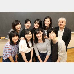 東京女子大・篠崎晃一教授（右端）とゼミ生（Ｃ）日刊ゲンダイ