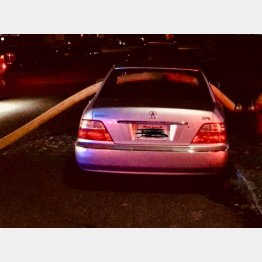 ホースが車内を横断（ハミルトン消防署のフェイスブックから）