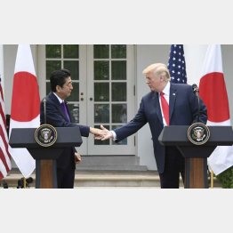 握手する安倍首相とトランプ米大統領（Ｃ）共同通信社