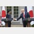 握手する安倍首相とトランプ米大統領（Ｃ）共同通信社