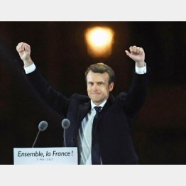 マクロン大統領（Ｃ）共同通信社