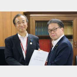 世耕経産相（右）と面会した花角知事（Ｃ）共同通信社
