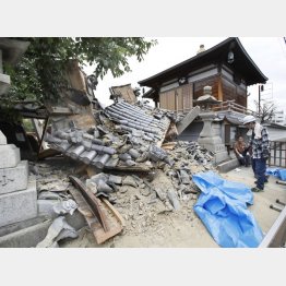 地震で崩れた妙徳寺の山門（Ｃ）共同通信社