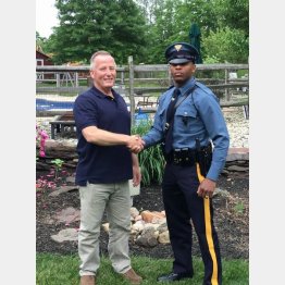 市警の元警官ベイリーさん（左）と同州警察の現役警官パターソンさん（ニュージャージー州警察のフェイスブックより）