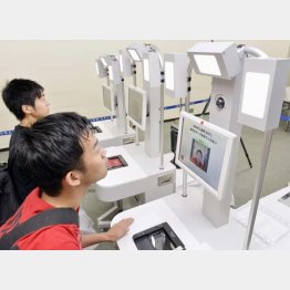 顔認証はあちこちで…（Ｃ）共同通信社