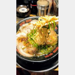 人気メニューの黒とんこつラーメン（Ｃ）日刊ゲンダイ