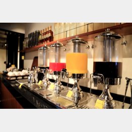 コーヒーやオレンジジュースなどのフリードリンク（Ｃ）日刊ゲンダイ