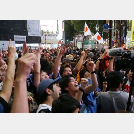 熱狂のカゲで恐ろしいことが……（Ｃ）日刊ゲンダイ