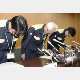 謝罪する高槻市教委の樽井弘三教育長（中央）ら（Ｃ）共同通信社