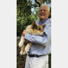 ウォレスさんの元に戻ったペッパー（「ＷｅＲａｔｅＤｏｇｓ」のツイッターから）