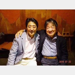 ずいぶんと仲良さげだ（山崎会長のフェイスブックから）