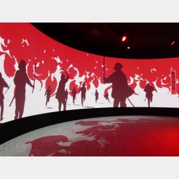 ド迫力のスクリーン（Ｃ）日刊ゲンダイ