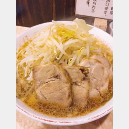 らーめん中豚「野菜増し」（Ｃ）日刊ゲンダイ