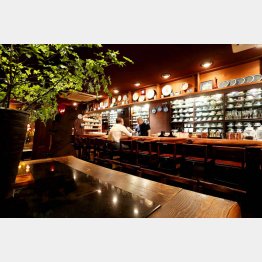 雰囲気のいい薄暗い店内、棚にはカップがぎっしり（Ｃ）日刊ゲンダイ