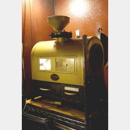 店の片隅にある小さな焙煎機（Ｃ）日刊ゲンダイ