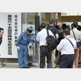 株主がデータ改ざん問題を質問（神戸製鋼所の総会）／（Ｃ）共同通信社