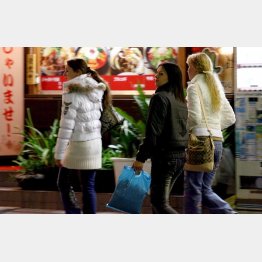 外国人ホステス（写真はイメージ）／（Ｃ）日刊ゲンダイ