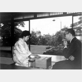 山口瞳氏（右）とアマ時代の関根紀代子（現女流六段）／（提供写真）