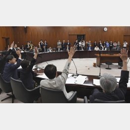 ２８日１９時過ぎ、働き方法案可決（Ｃ）共同通信社