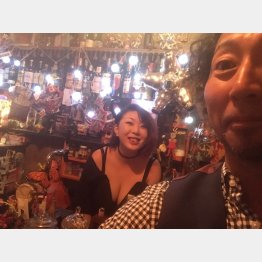 今夜のナビゲーター・イシバシハザマの石橋尊久（右）とナツコママ（提供写真）