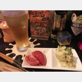 チャージ１０００円でお通しの料理２品（Ｃ）日刊ゲンダイ