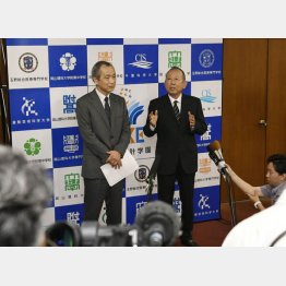 マスコミを懐柔（Ｃ）共同通信社