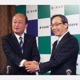 資本提携を発表する住友林業の市川社長（右）と熊谷組の樋口社長（当時）（Ｃ）共同通信社