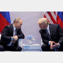 この２人にいくらむしり取られるのか（Ｃ）ロイター