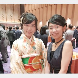 渡辺愛女流王位（左）と堀彩乃女流２級（右）／（撮影・田丸昇）