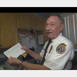 手紙を見せるコム署長（インサイド・エディションのユーチューブから）