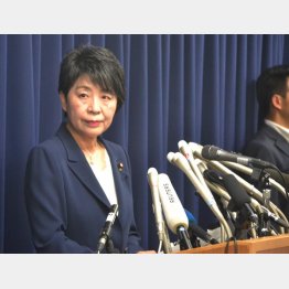 会見を開いた上川法相（Ｃ）日刊ゲンダイ